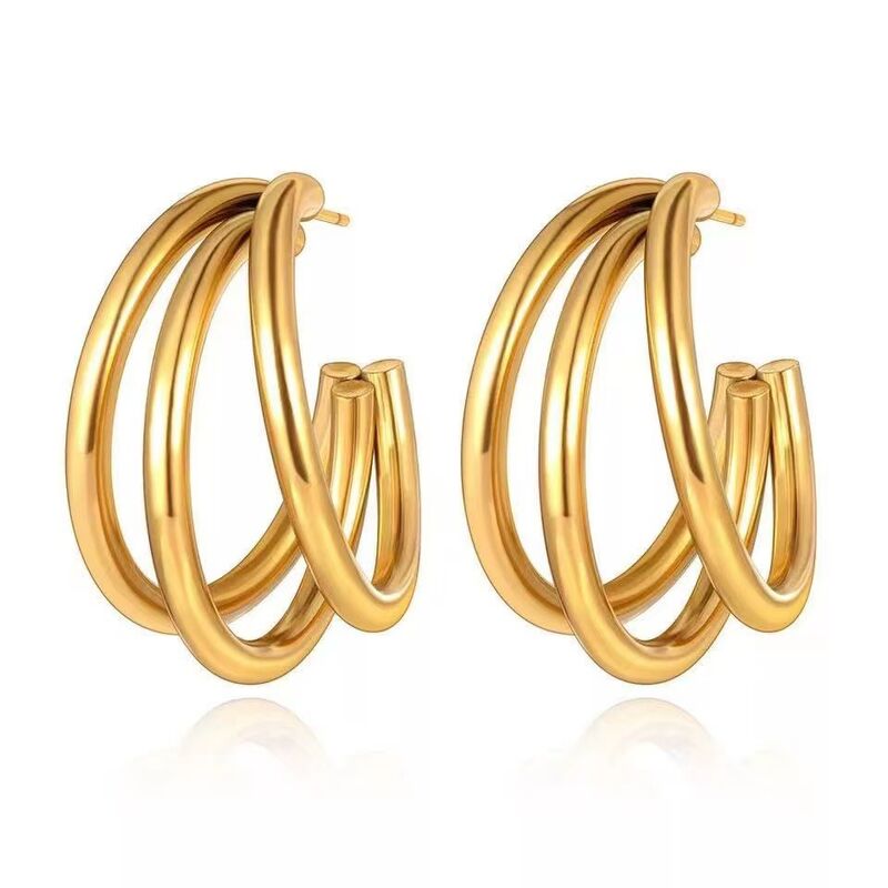 Golden Earring with Polished Finish and Sophistication